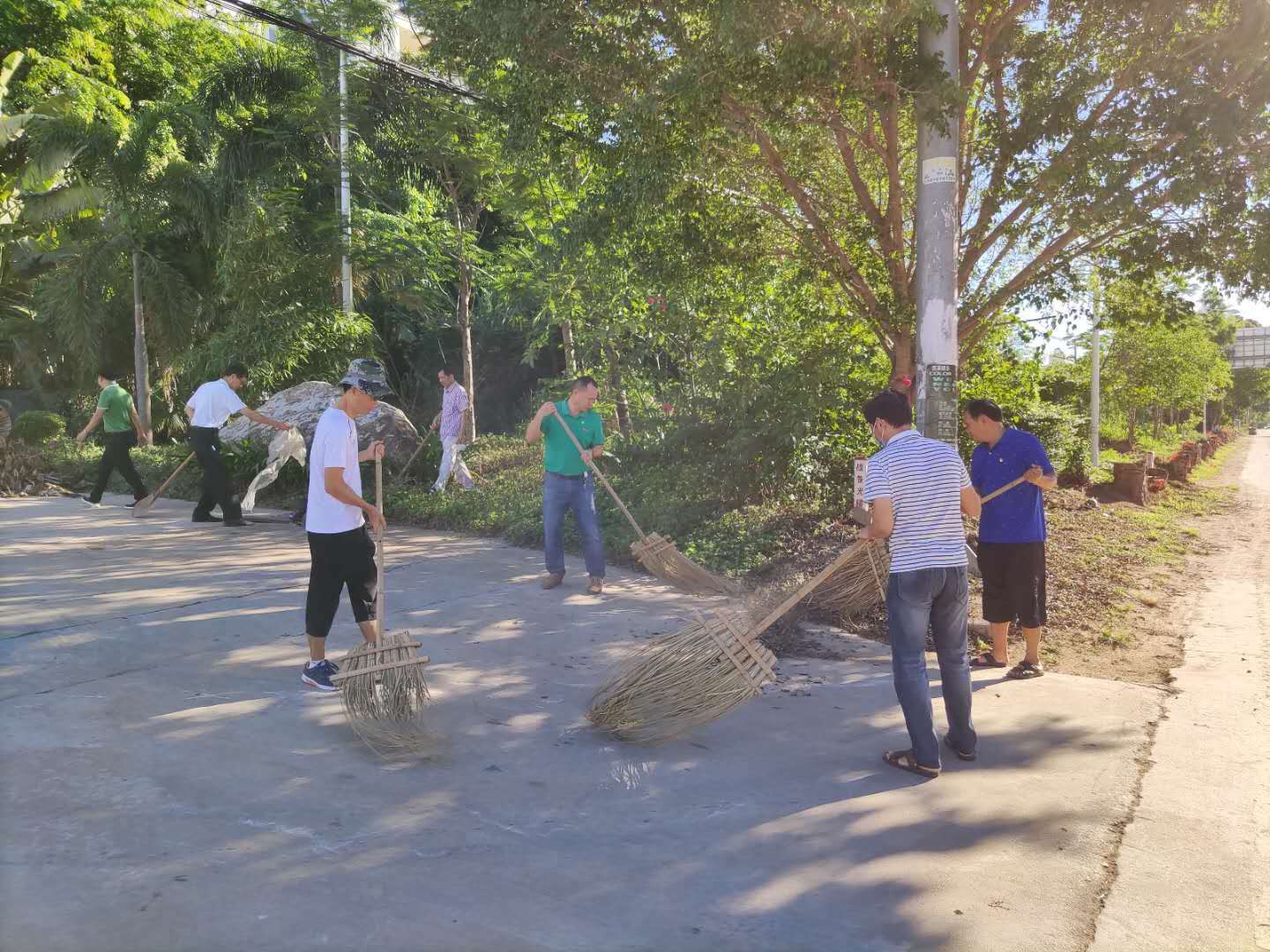 2020年昌江县职业教育中心党支部开展“爱祖国、爱海南、爱家乡、爱家庭”卫生健康大行动(图2) 2020年昌江县职业教育中心党支部开展“爱祖国、爱海南、爱家乡、爱家庭”卫生健康大行动(图2)