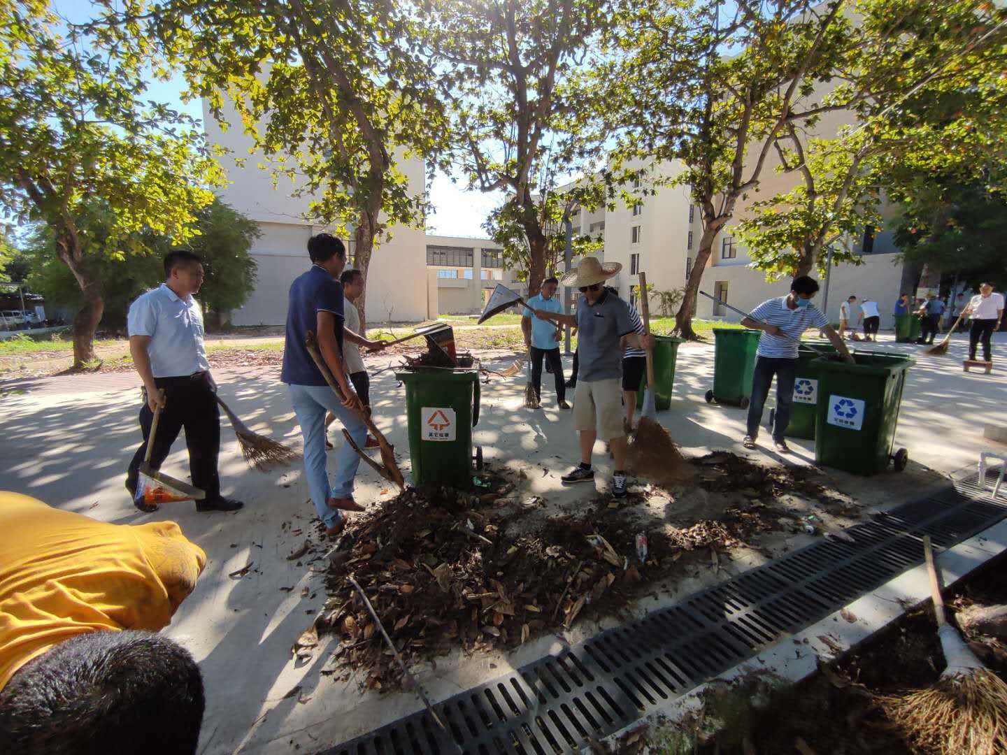 2020年昌江县职业教育中心党支部开展“爱祖国、爱海南、爱家乡、爱家庭”卫生健康大行动(图6) 2020年昌江县职业教育中心党支部开展“爱祖国、爱海南、爱家乡、爱家庭”卫生健康大行动(图6)