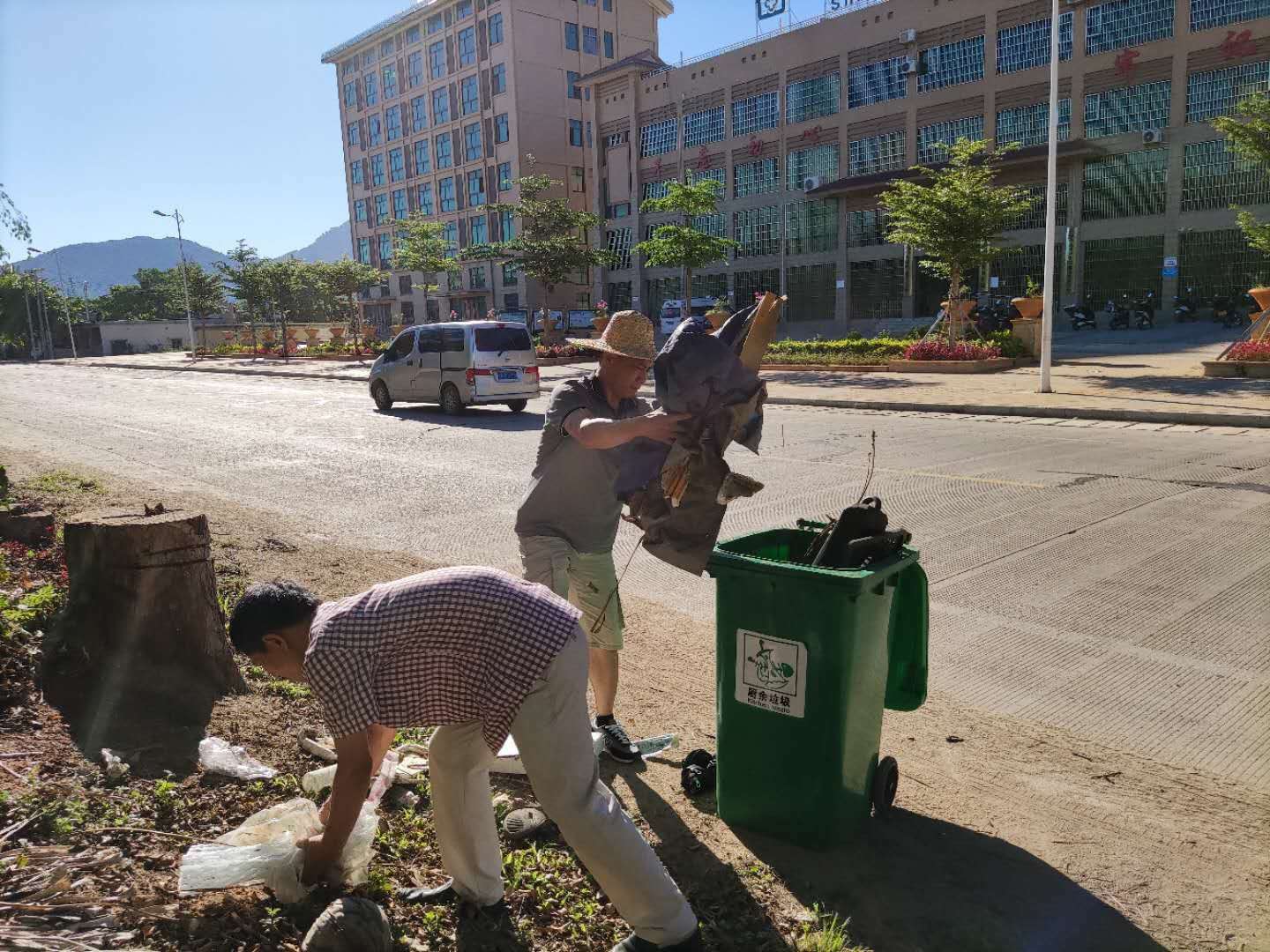 2020年昌江县职业教育中心党支部开展“爱祖国、爱海南、爱家乡、爱家庭”卫生健康大行动(图4) 2020年昌江县职业教育中心党支部开展“爱祖国、爱海南、爱家乡、爱家庭”卫生健康大行动(图4)