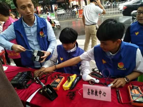 我校师生利用课余时间走入走入社区参与志愿服务(图2)