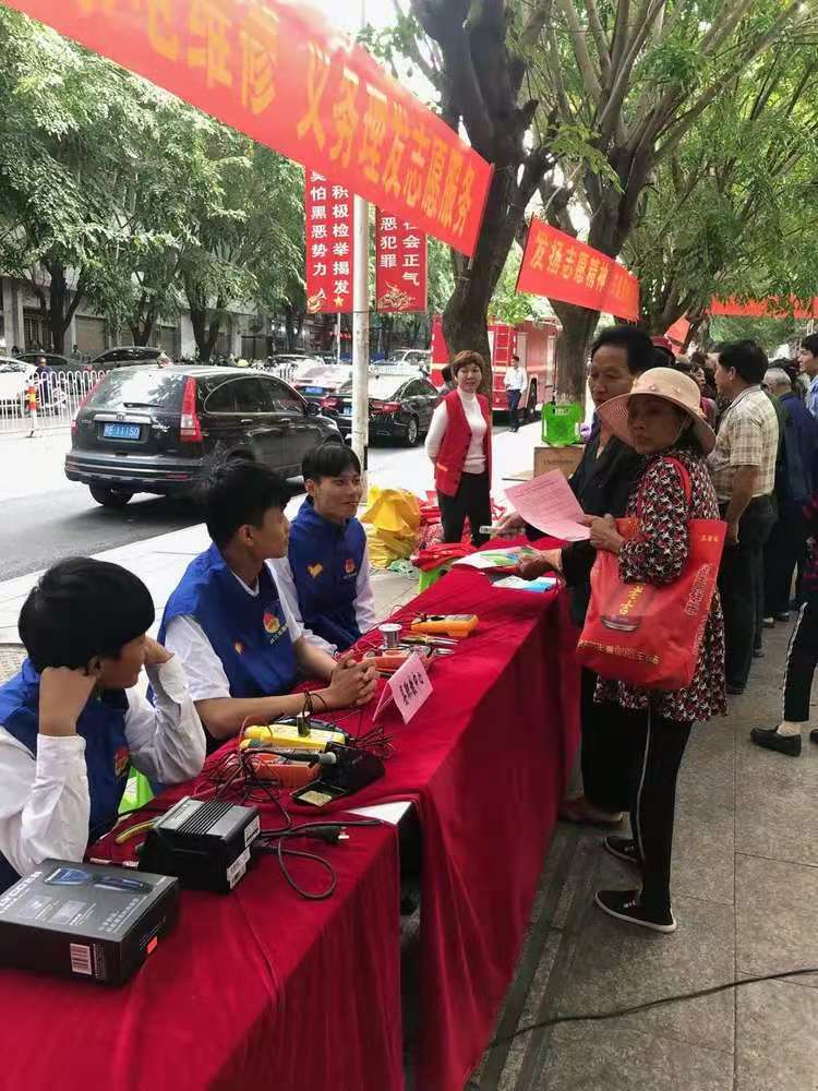 我校师生利用课余时间走入走入社区参与志愿服务(图1)