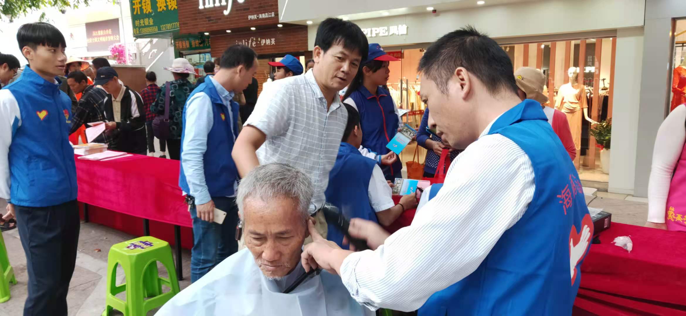 我校师生利用课余时间走入走入社区参与志愿服务(图3)