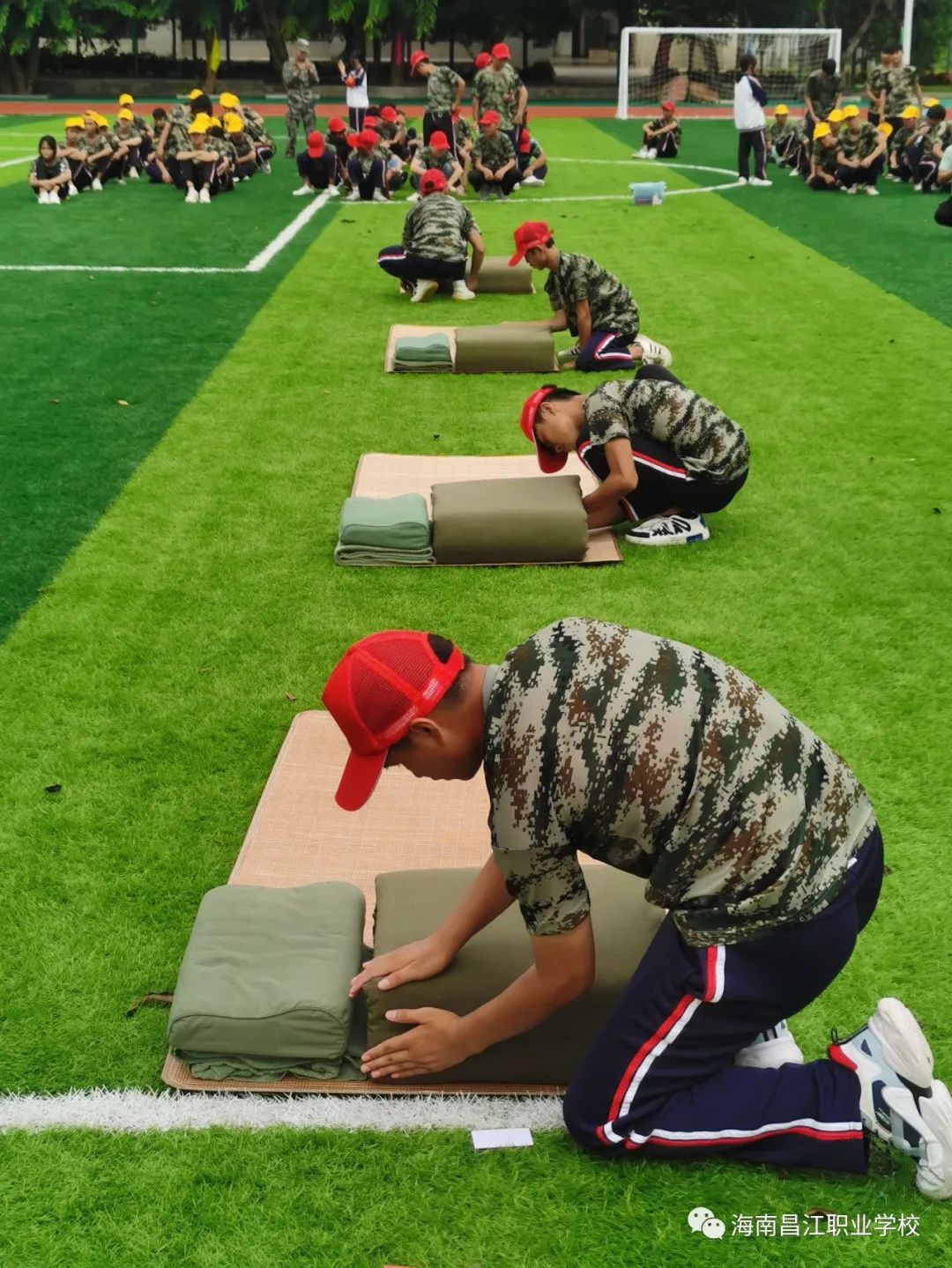 2022届新生军训叠军被比赛(图2)